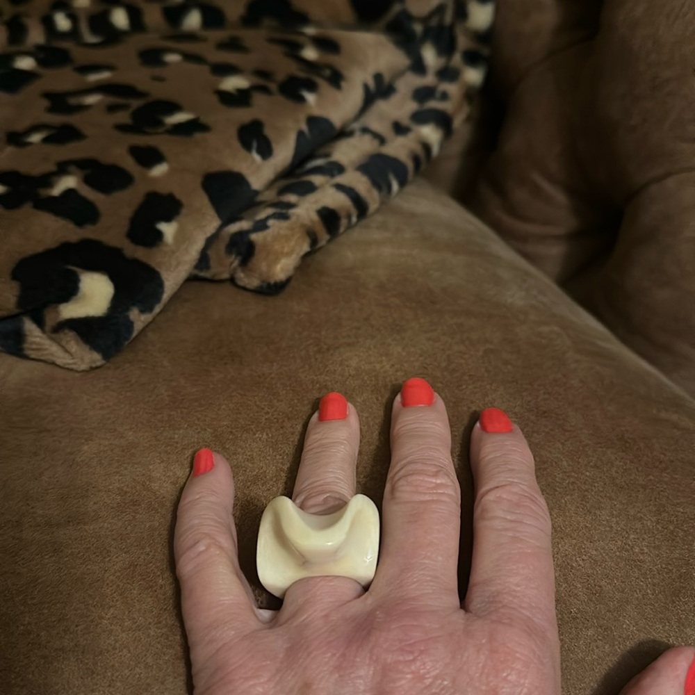 Ladies wave ivory ring.